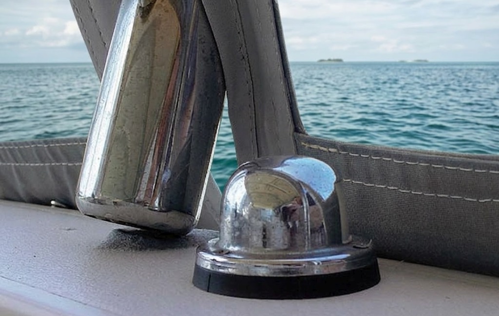 Шторка закрывает фонарь на борту