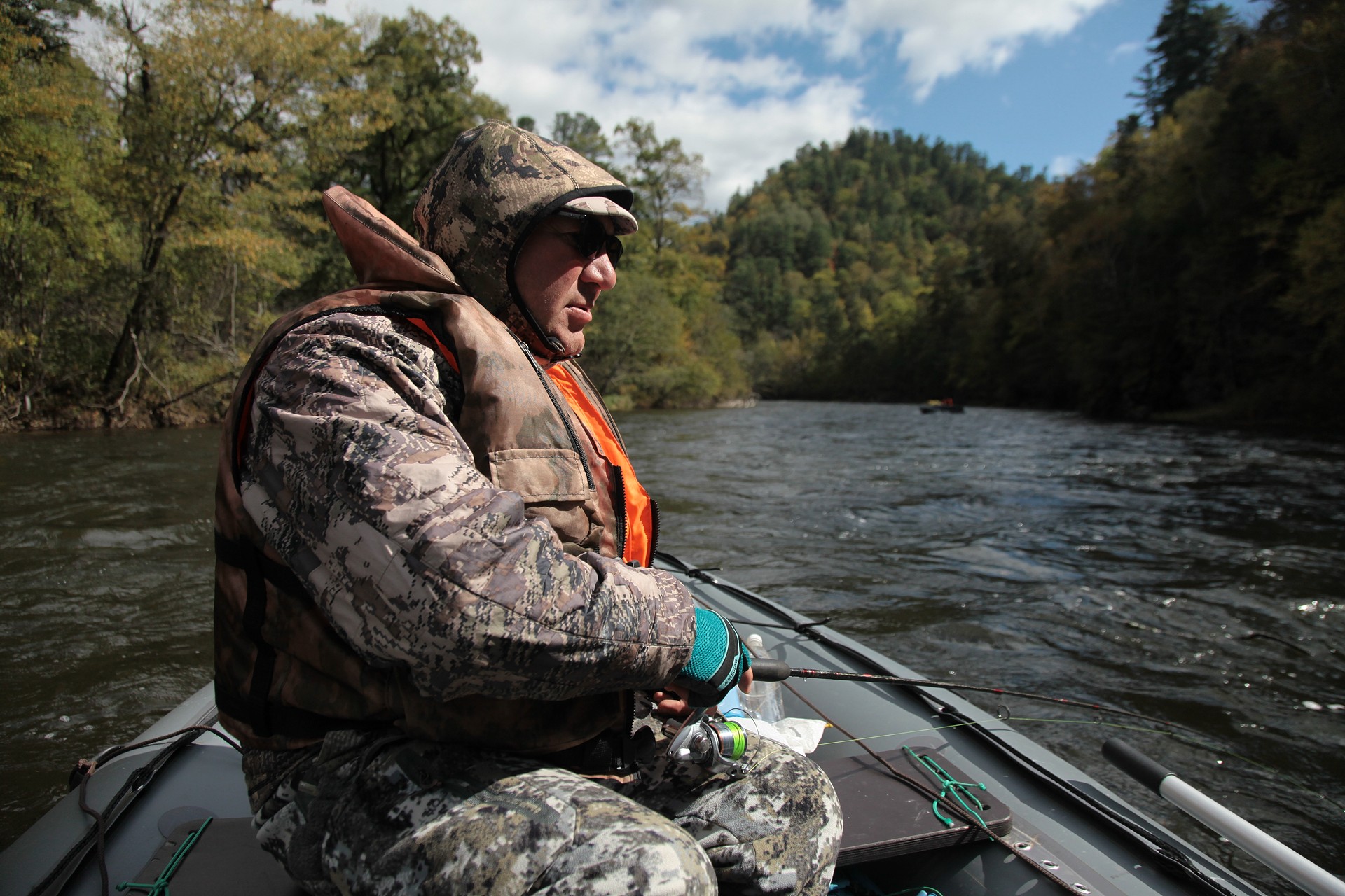 Рыбалка с моторной лодки на реке