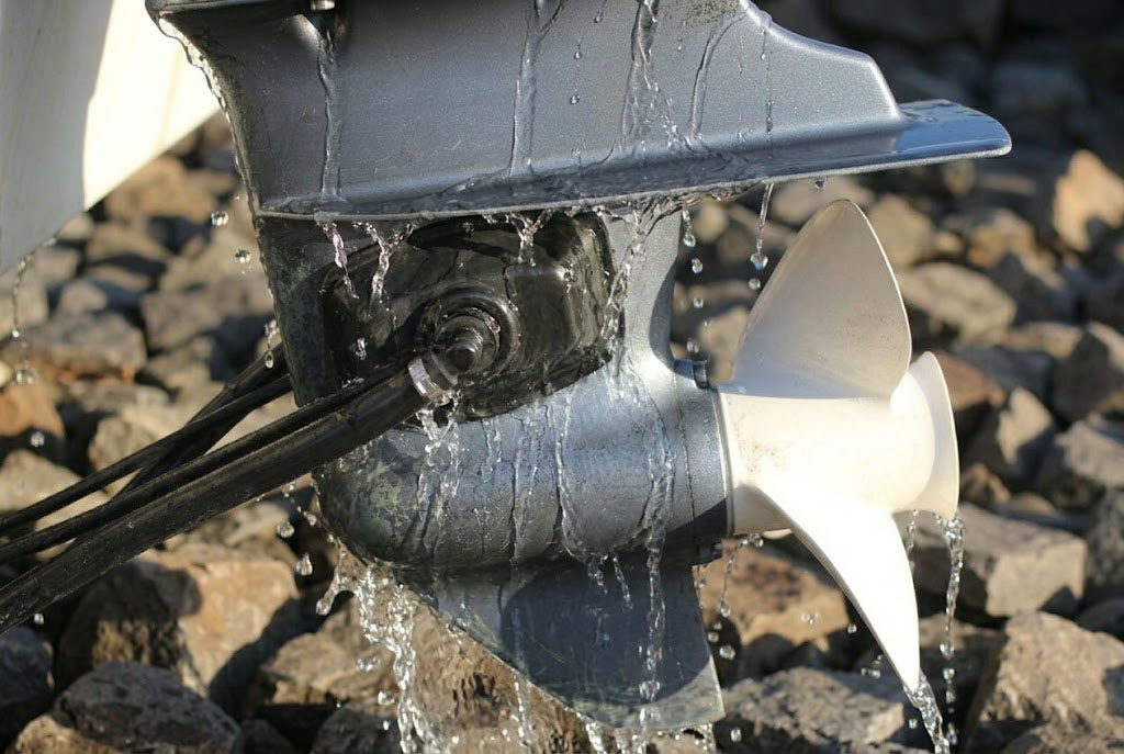 промывка (опреснение) подвесного лодочного мотора с помощью ушей