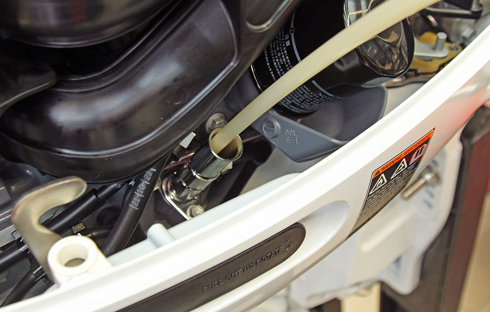 Замена масла в 4 Т лодочном моторе