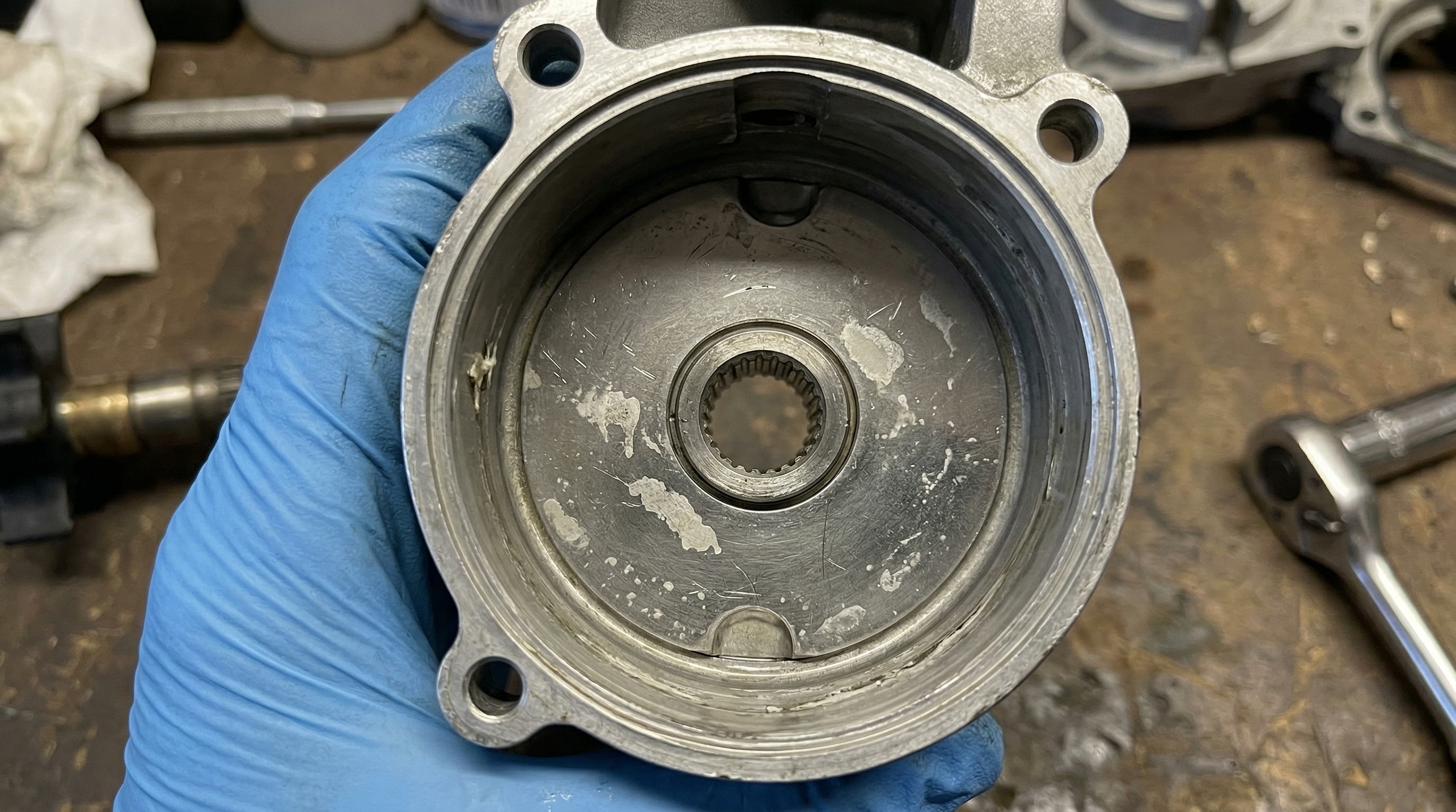 Корпус водяной помпы лодочного мотора после извлечения крыльчатки