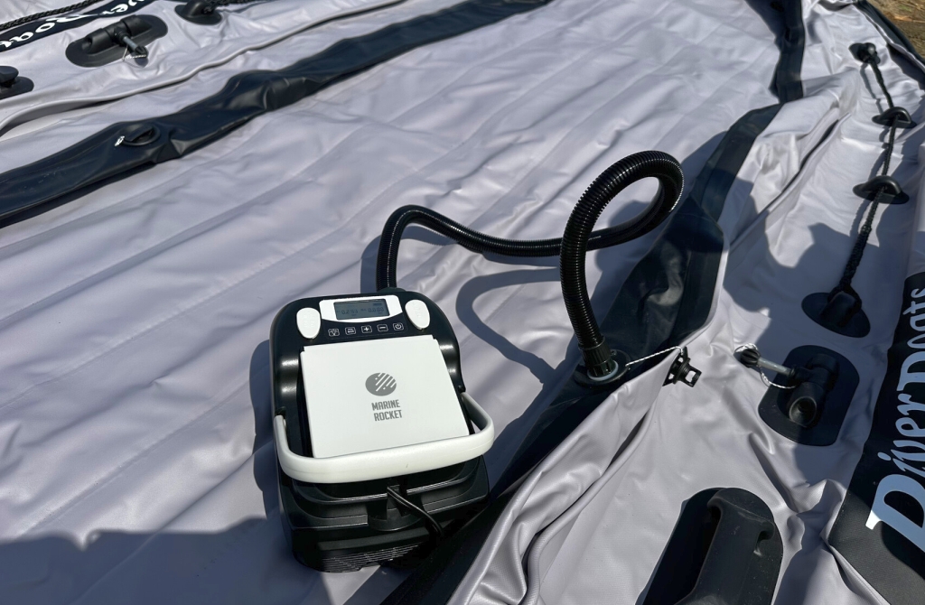 электрический насос для лодки ПВХ Marine Rocket в процессе работы