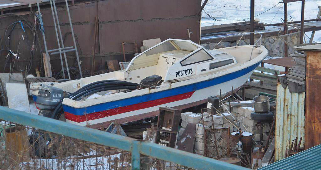 Зимой лодки и катера хранят кто где может. Владивосток, январь 2020