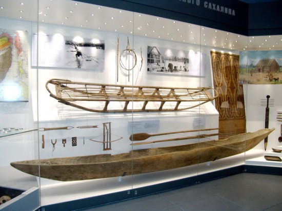 лодка в экспозиции музея