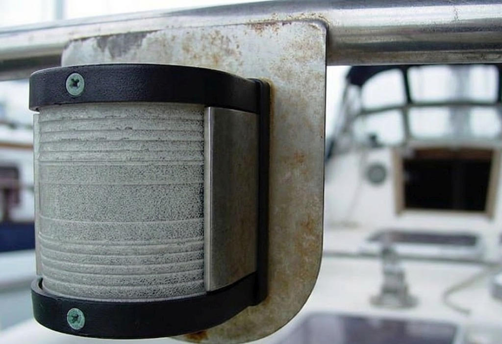 Старый фонарь с запотевшими линзами