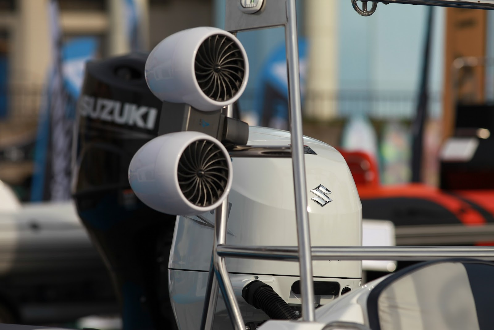 Колонки для катера, лодочные моторы Suzuki белый и чёрный