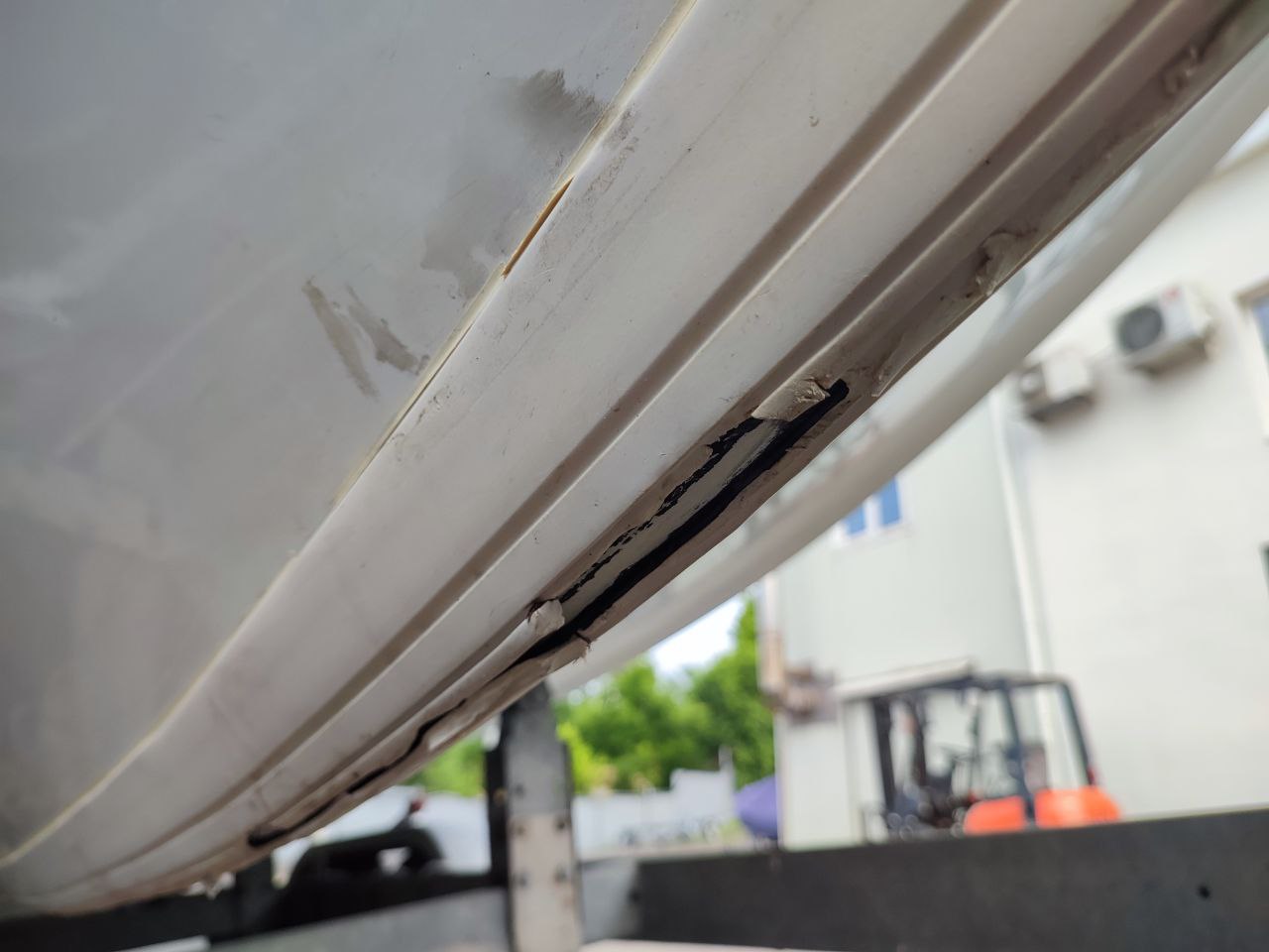 Повреждённый корпус катера