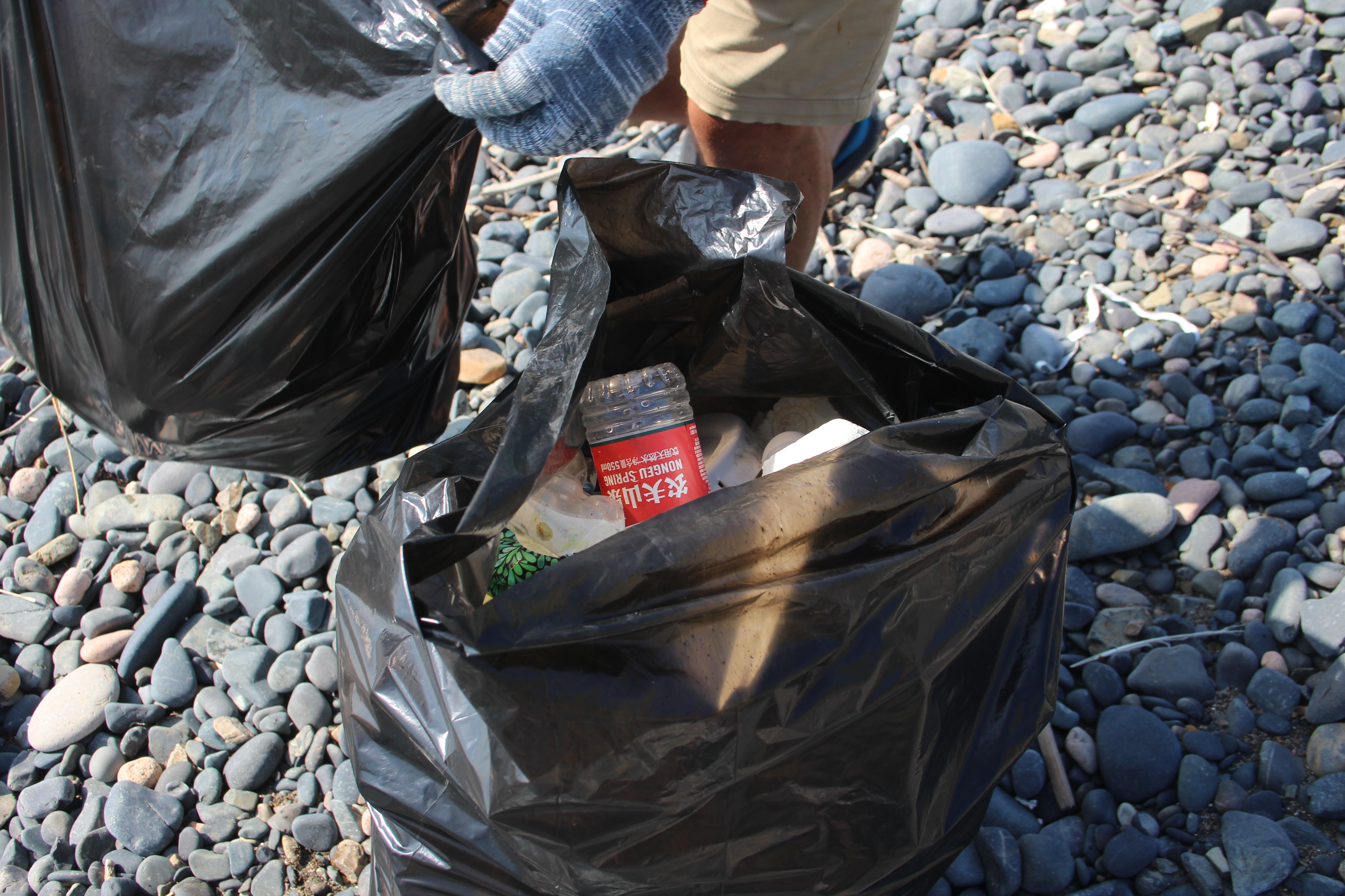 мусор на берегу острова
