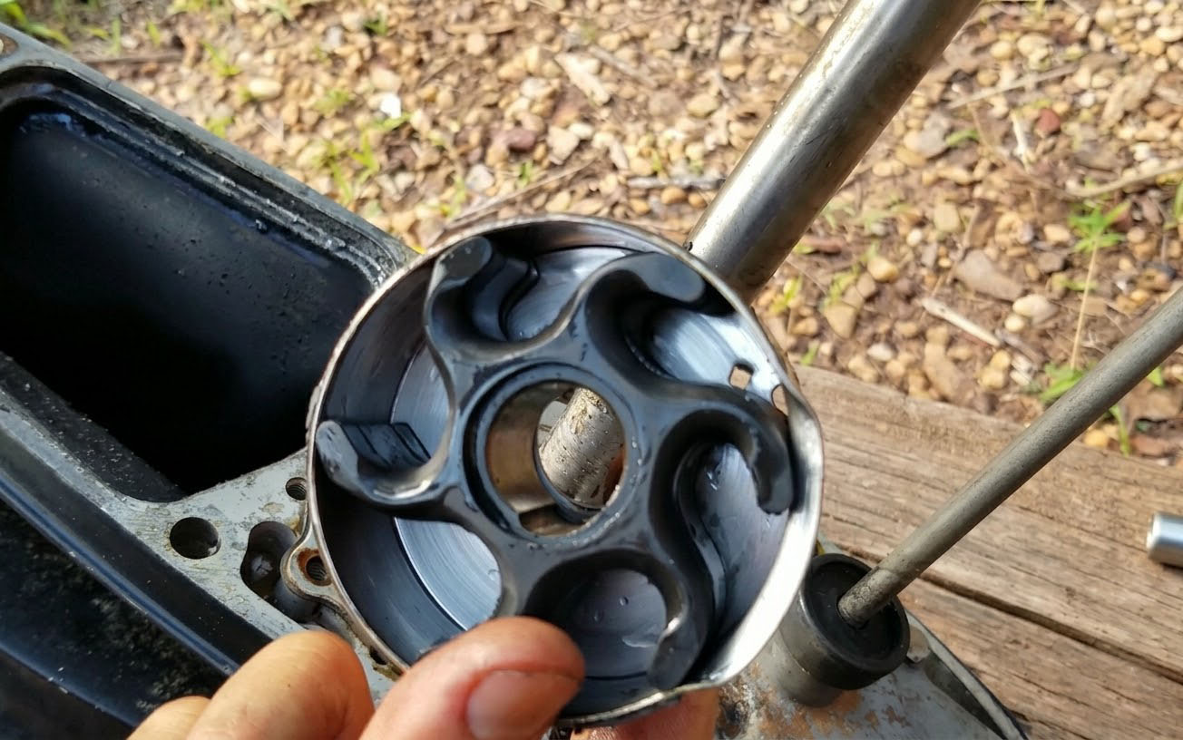 Замена крыльчатки в системе охлаждения лодочного мотора Evinrude