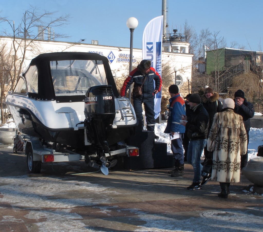 Катер "Феникс" с мотором Сузуки-150 на набережной Владивостока