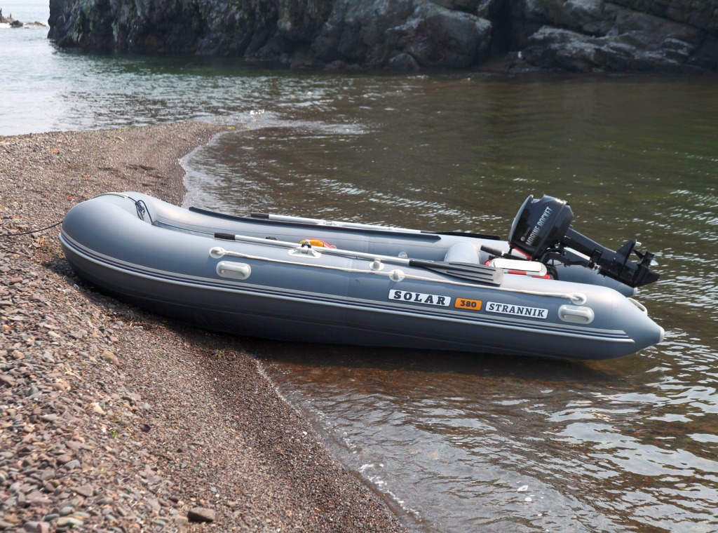 Лодка Solar Странник с мотором на море