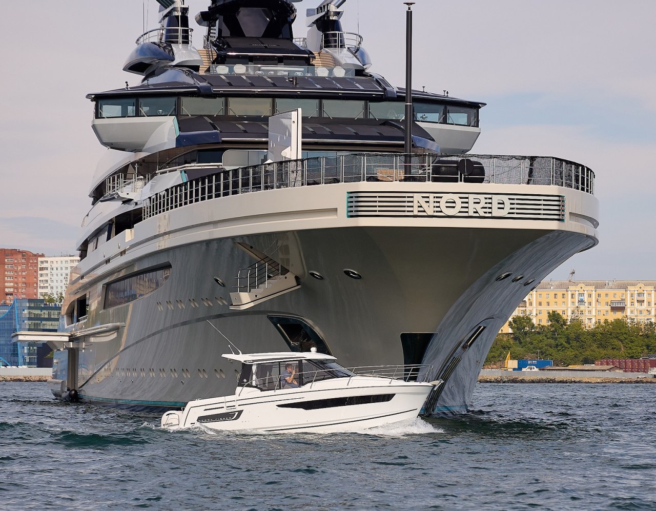 Яхта Норд и катер. Владивосток