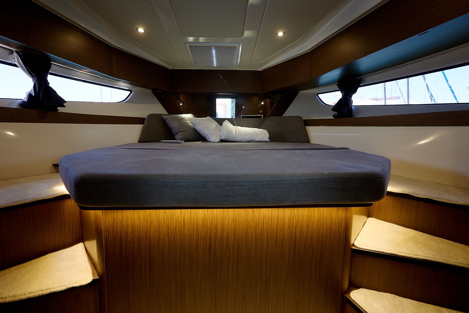 Катер Beneteau Antares 11 FLY с моторами Suzuki DF300APXХ KITBA001