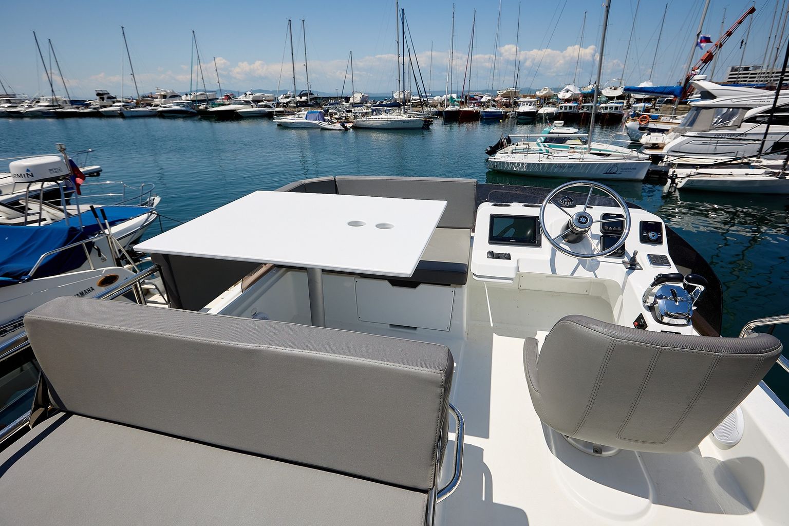 Катер Beneteau Antares 11 FLY с моторами Suzuki DF300APXХ KITBA001