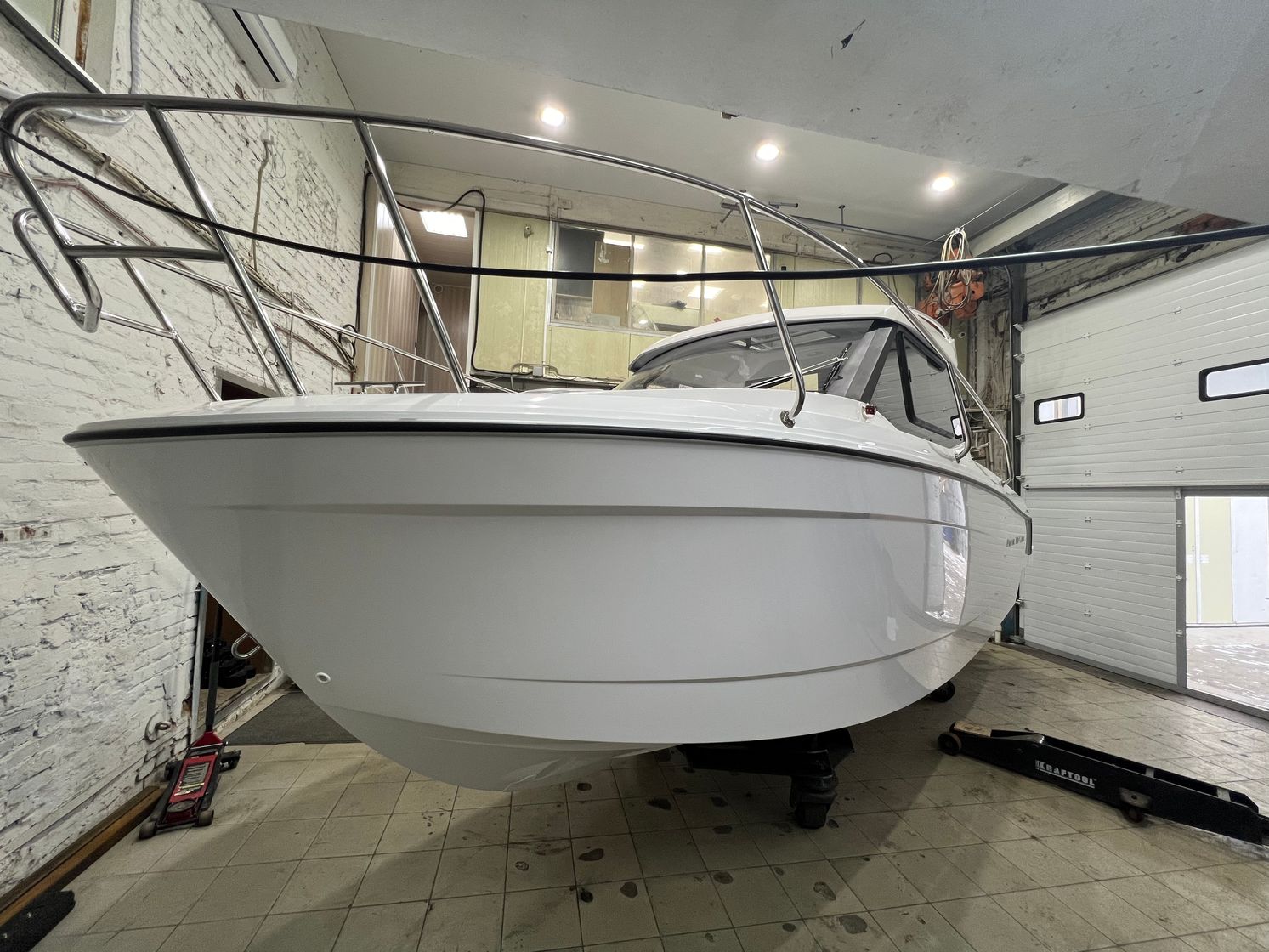 Катер Феникс 700 Cabin белый с мотором Suzuki DF200APX KITPH47