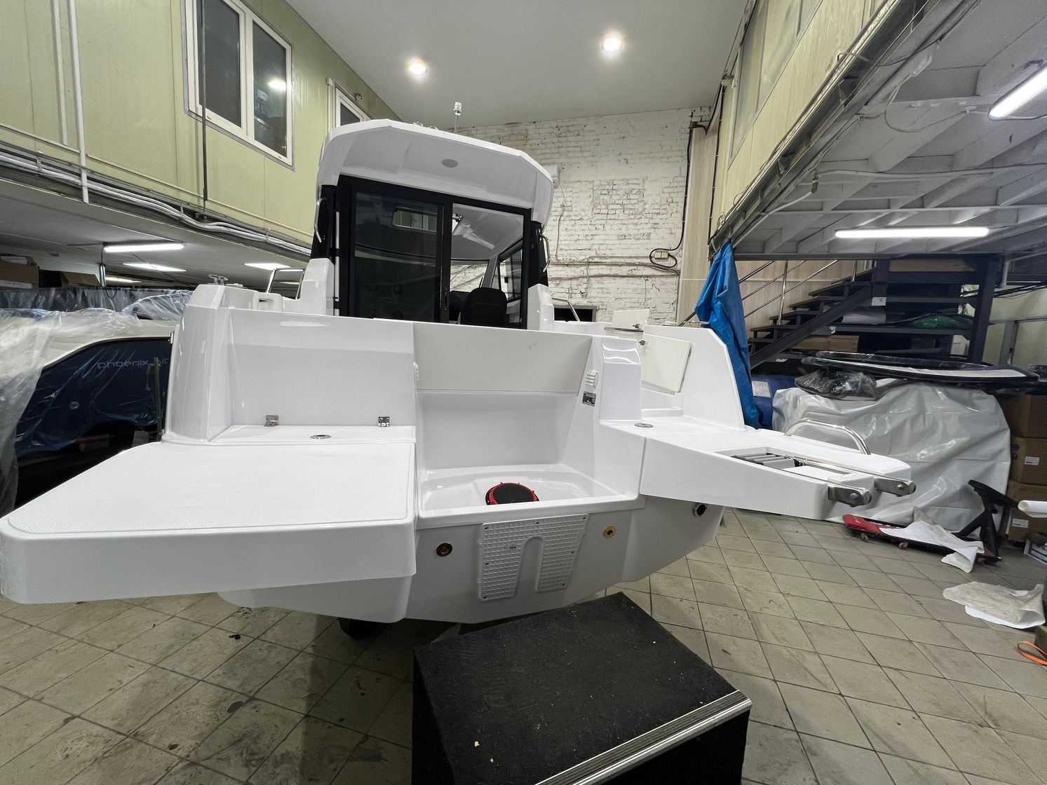 Катер Феникс 700 Cabin белый с мотором Suzuki DF200APX KITPH47