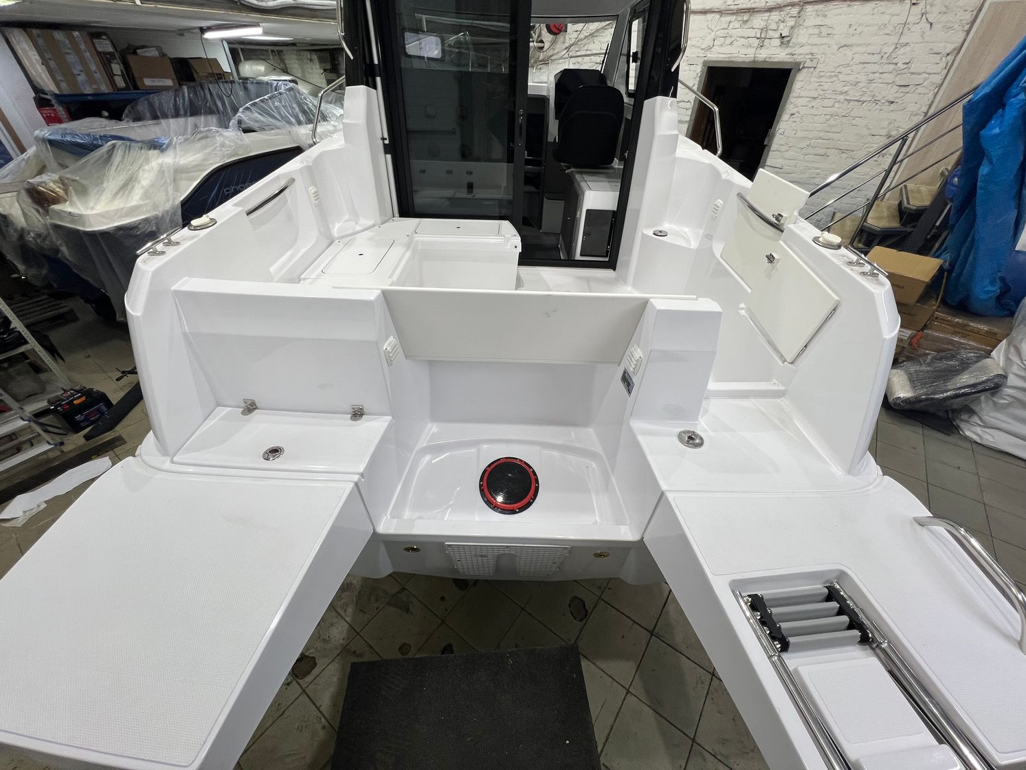 Катер Феникс 700 Cabin белый с мотором Suzuki DF200APX KITPH47