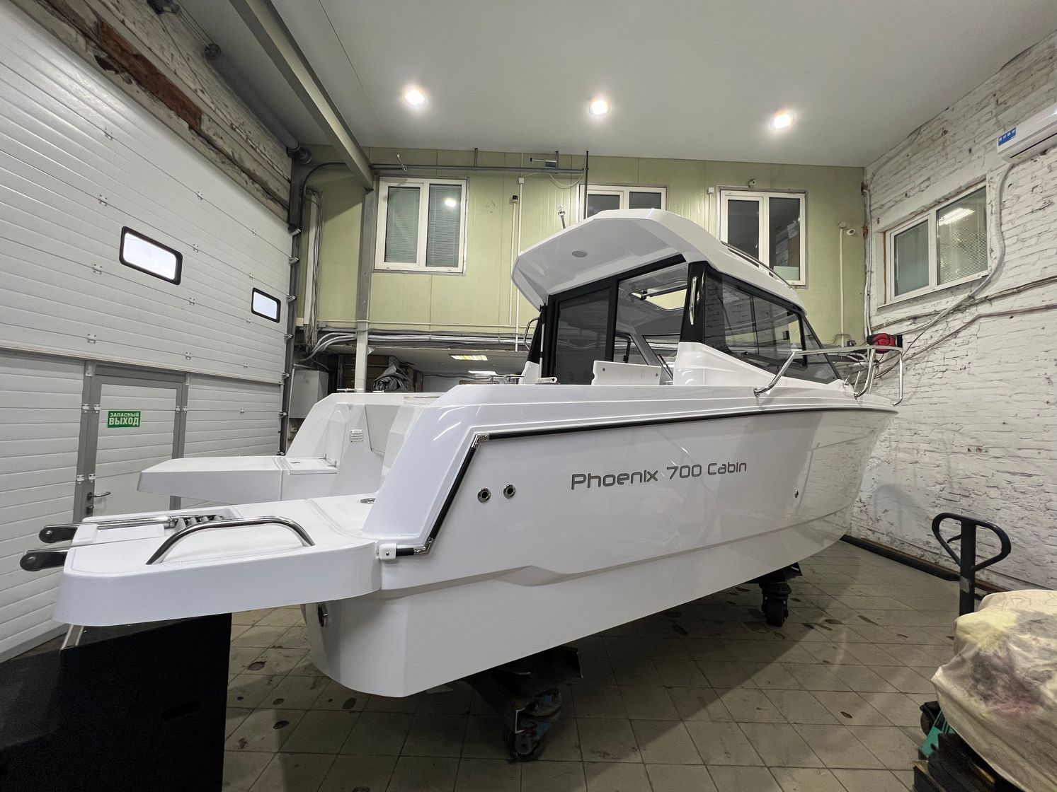 Катер Феникс 700 Cabin белый с мотором Suzuki DF200APX KITPH47