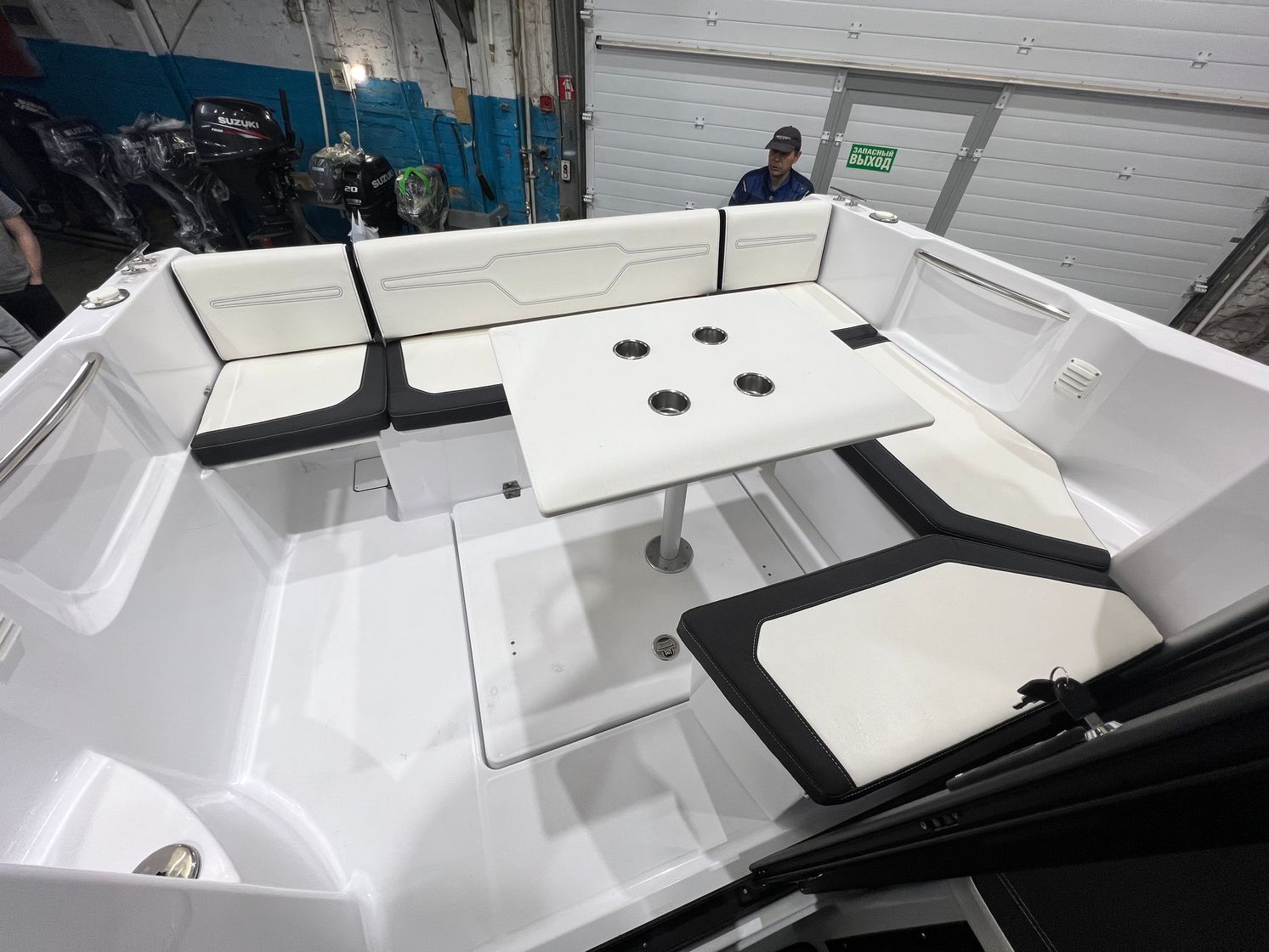 Катер Феникс 700 Cabin белый с мотором Suzuki DF200APX KITPH47