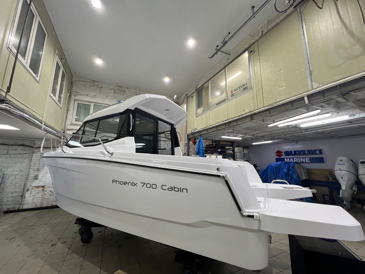 Катер Феникс 700 Cabin белый с мотором Suzuki DF200APX KITPH47