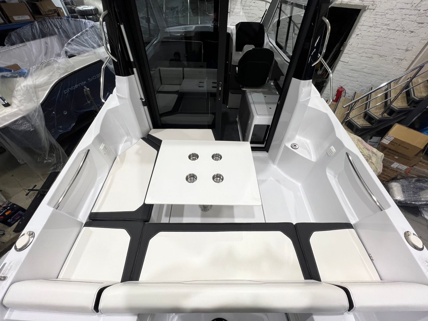 Катер Феникс 700 Cabin белый с мотором Suzuki DF200APX KITPH47