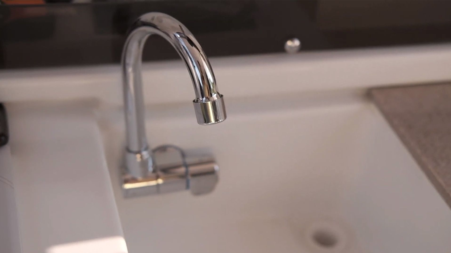 Катер HAMMERTONE 25 HT белый с синей полосой H25HT_WBLVIN250821481009