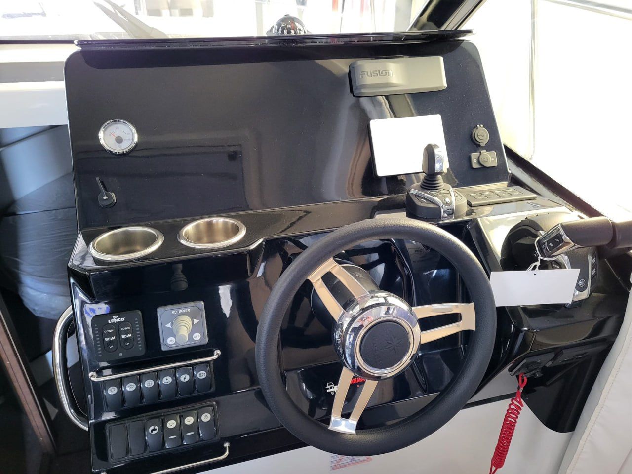 Катер Jeanneau Merry Fisher 1095 с моторами 300 л с KITMF007