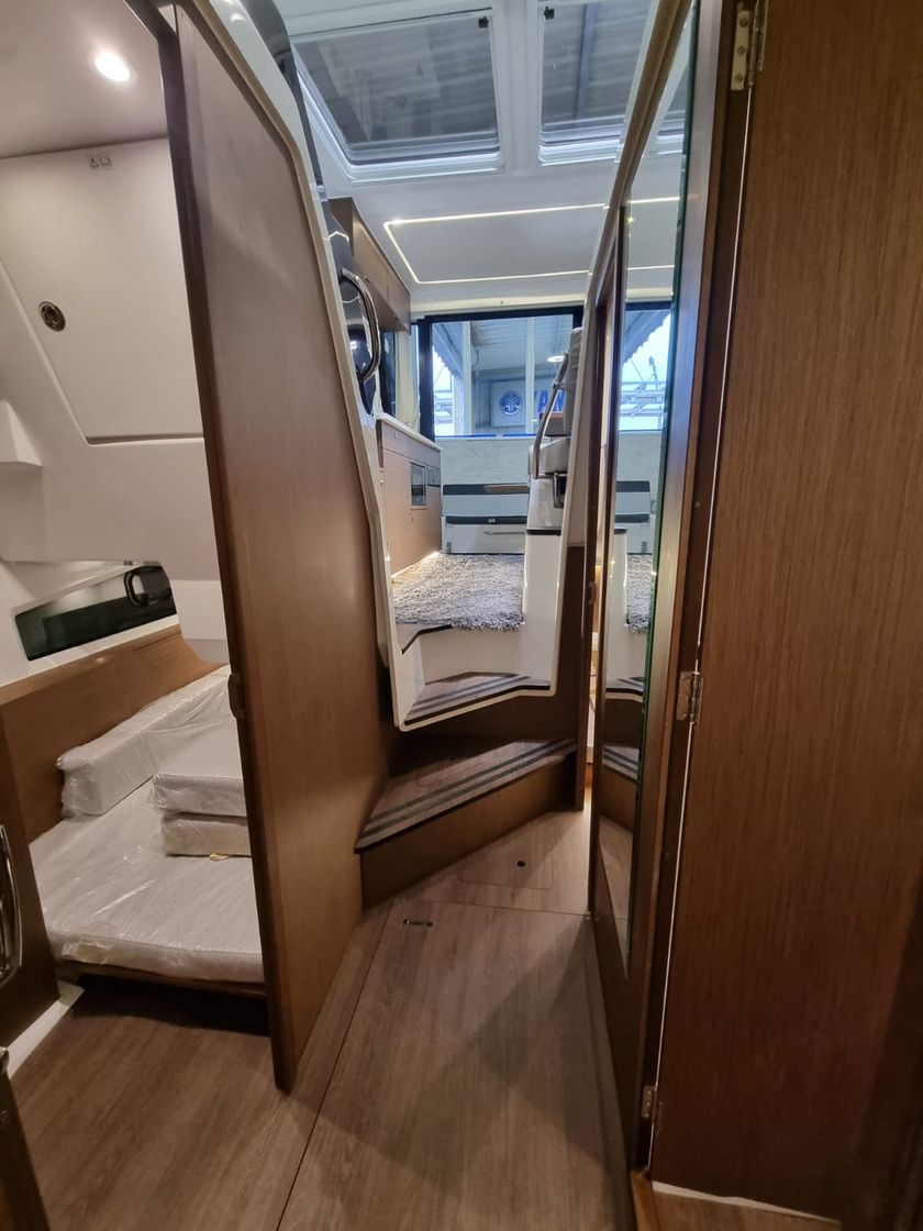 Катер Jeanneau Merry Fisher 1095 с моторами 300 л с KITMF007