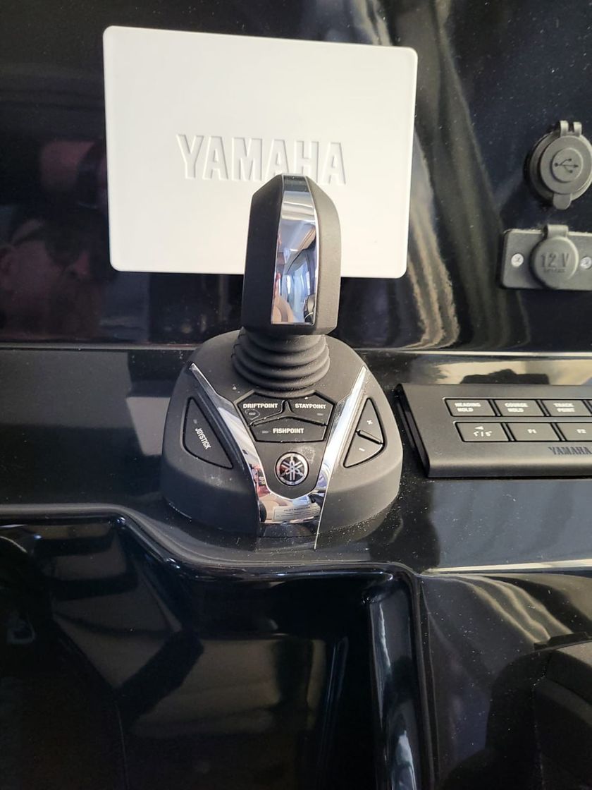 Катер Jeanneau Merry Fisher 1095 с моторами 300 л с KITMF007