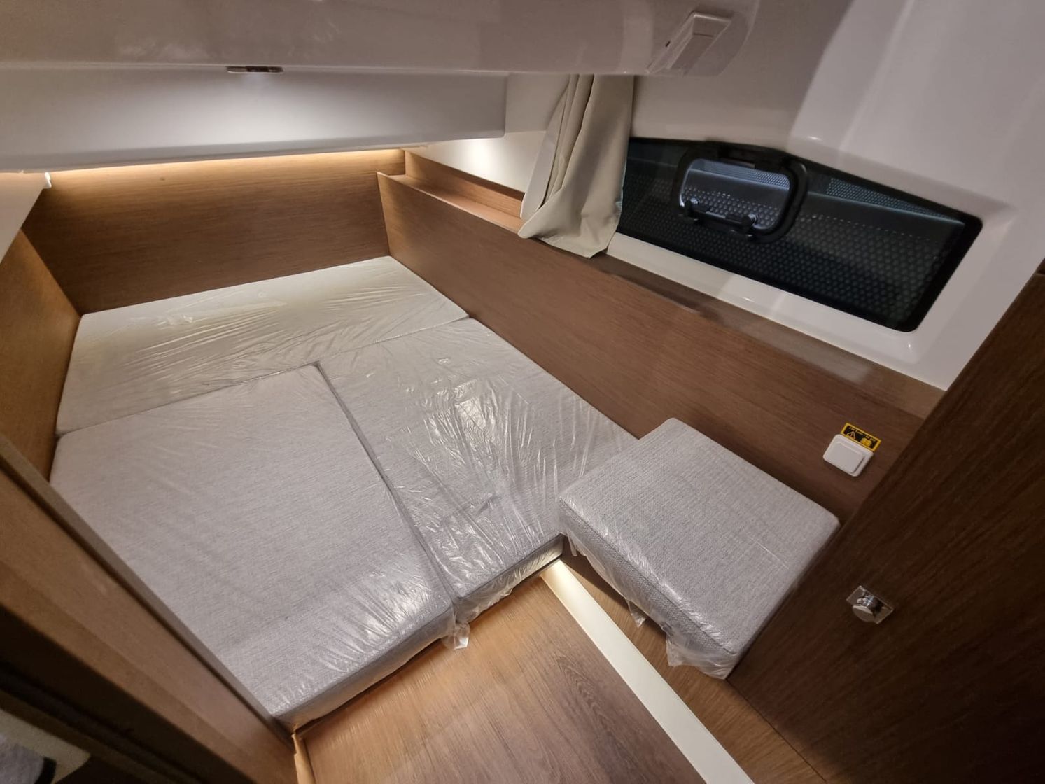 Катер Jeanneau Merry Fisher 1095 с моторами 300 л с KITMF007