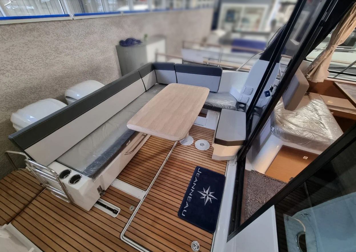 Катер Jeanneau Merry Fisher 1095 с моторами 300 л с KITMF007