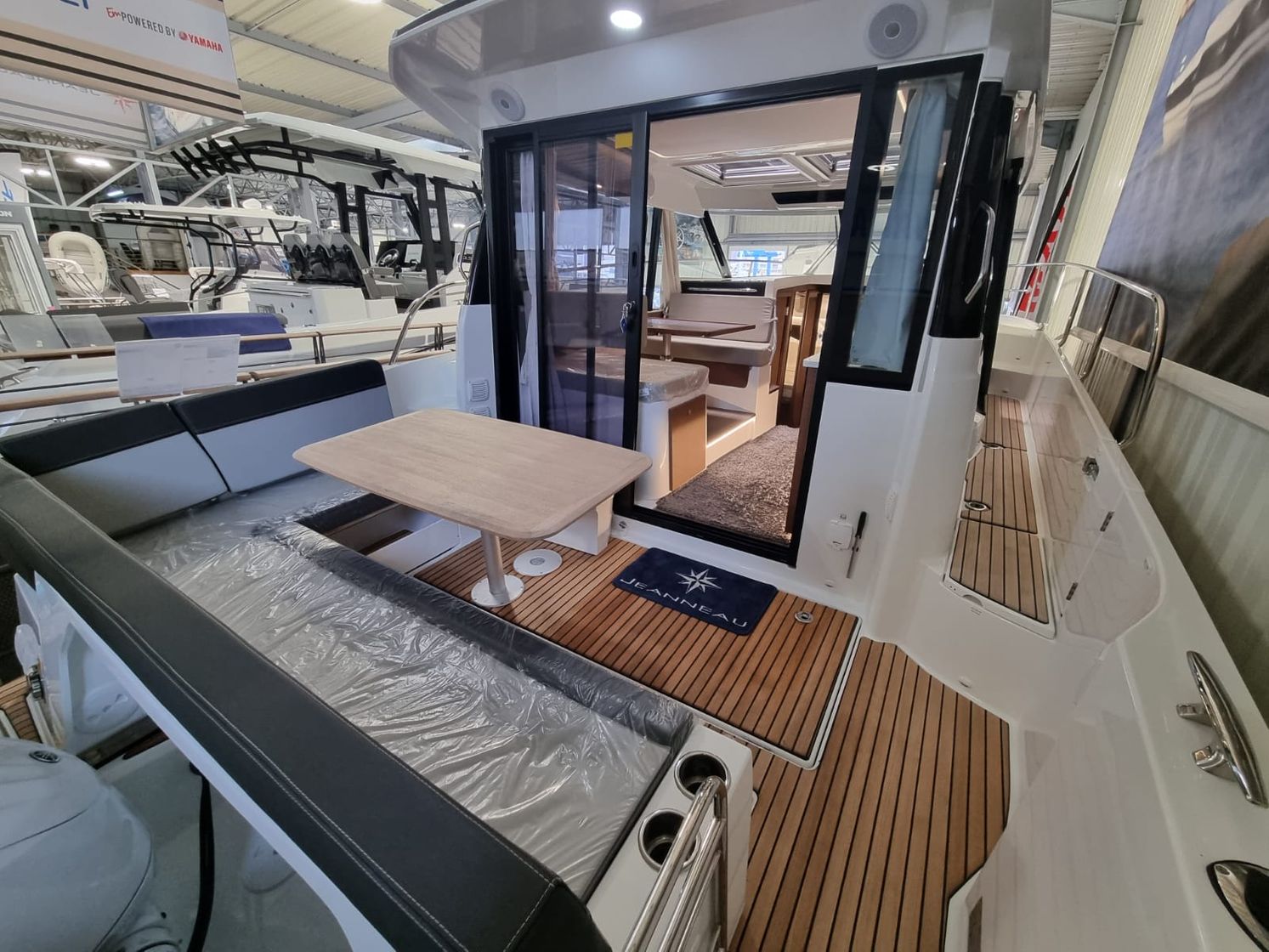 Катер Jeanneau Merry Fisher 1095 с моторами 300 л с KITMF007