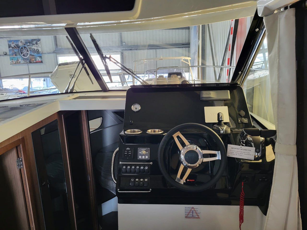 Катер Jeanneau Merry Fisher 1095 с моторами 300 л с KITMF007