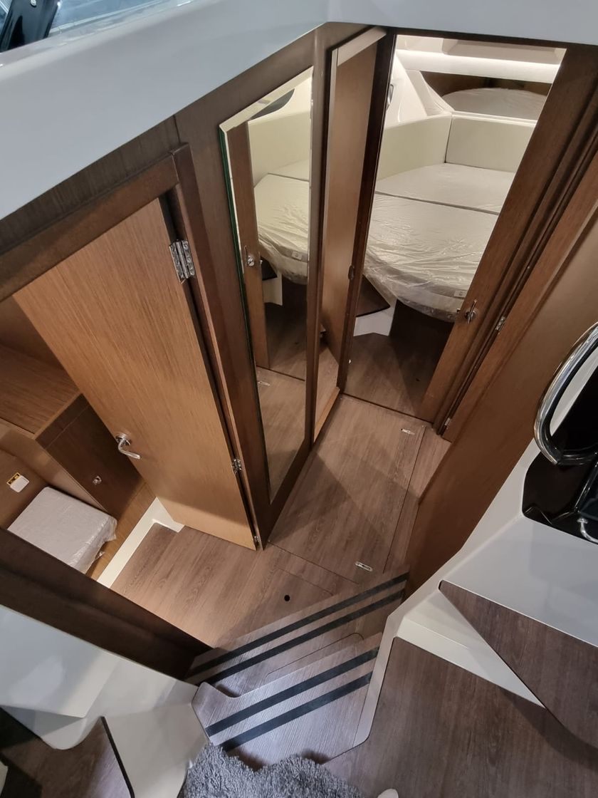 Катер Jeanneau Merry Fisher 1095 с моторами 300 л с KITMF007