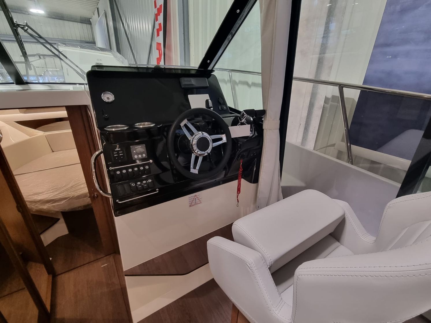 Катер Jeanneau Merry Fisher 1095 с моторами 300 л с KITMF007