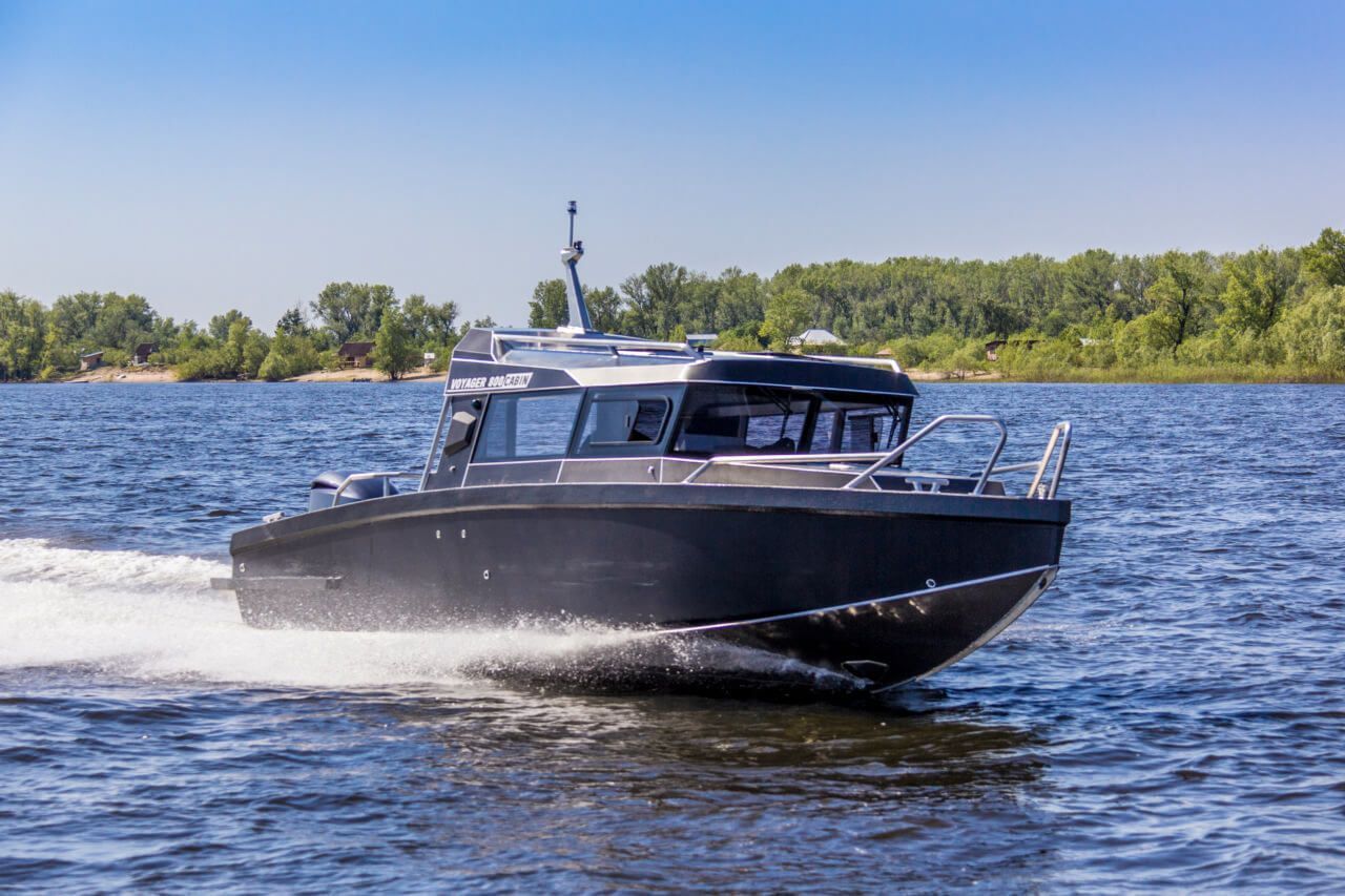 Катер VOYAGER 800 Cabin V800