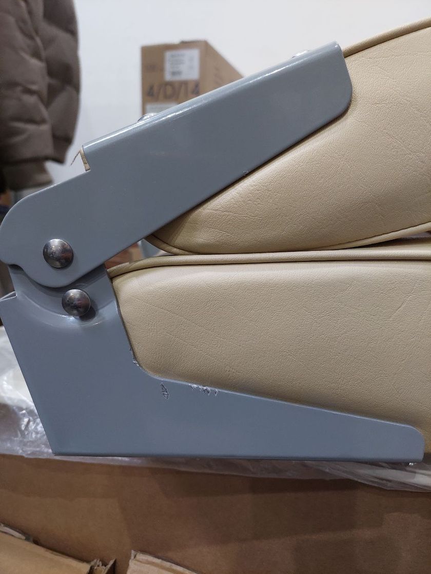 

Кресло складное мягкое, обивка винил, цвет песочный, уценненое 75121SB-MR utsenka