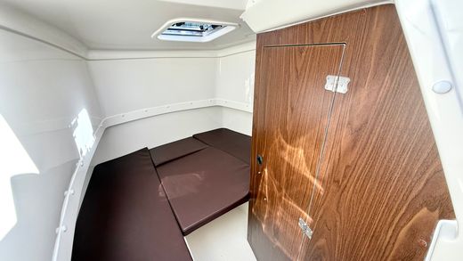 Катер AVANRAID F320 FISHMASTER с Suzuki 2хDF200ATX/AZX