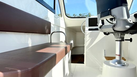 Катер AVANRAID F320 FISHMASTER