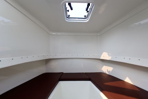 Катер AVANRAID F320 FISHMASTER