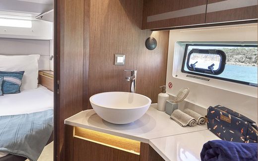 Катер Beneteau Antares 12 Fly с моторами 2x400 + Joystick