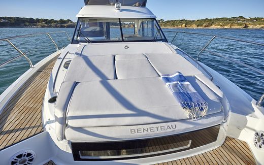 Катер Beneteau Antares 12 Fly с моторами 2x400 + Joystick