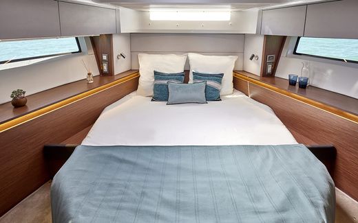 Катер Beneteau Antares 12 Fly с моторами 2x400 + Joystick