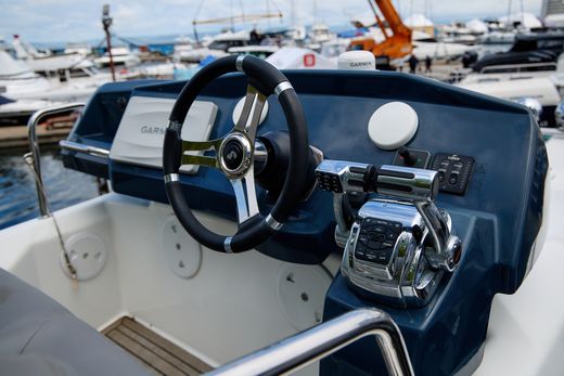 Катер Beneteau Barracuda 9 Fly c моторами 225 л.с.