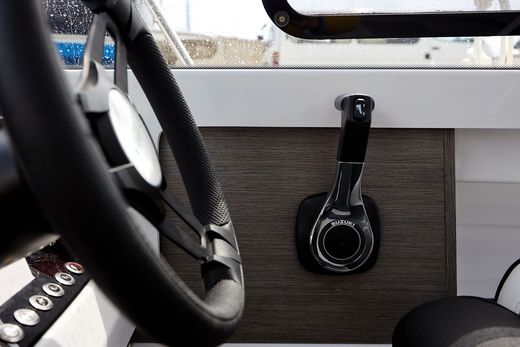 Катер Феникс 700 Cabin белый с Suzuki DF200ATX