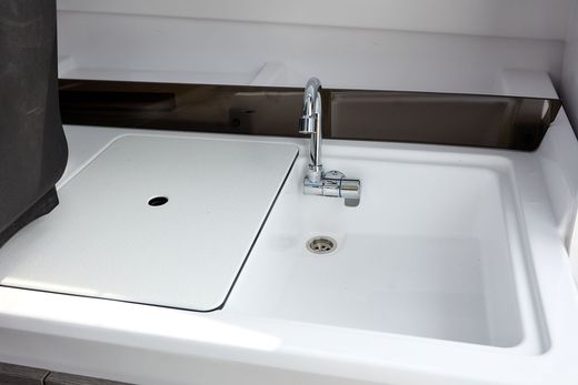 Катер Феникс 700 Cabin белый с Suzuki DF200ATX