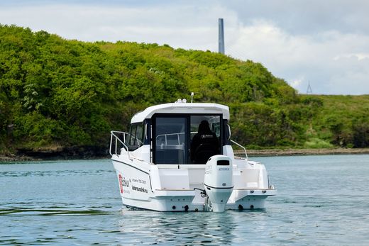 Катер Феникс 700 Cabin белый