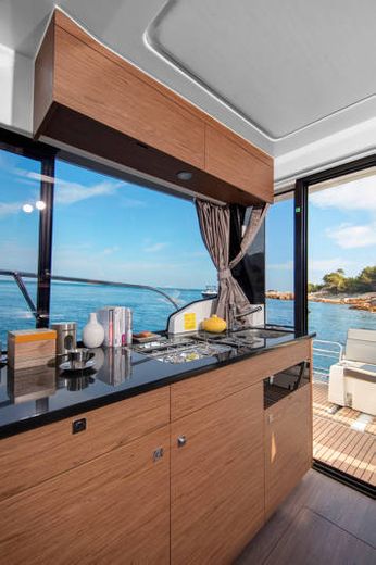 Катер Merry Fisher 1095 Fly с моторами 2х300