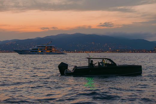 Катер XO DFNDR A8