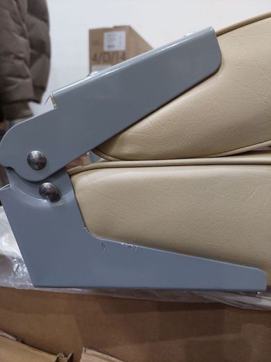 Кресло складное мягкое, обивка винил, цвет песочный, уценненое